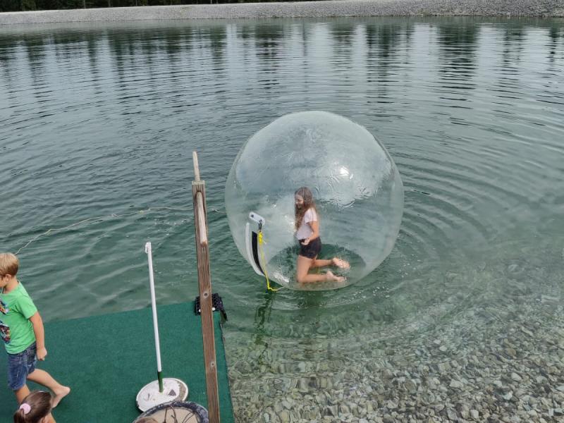 Kind in Ball auf dem Wasser